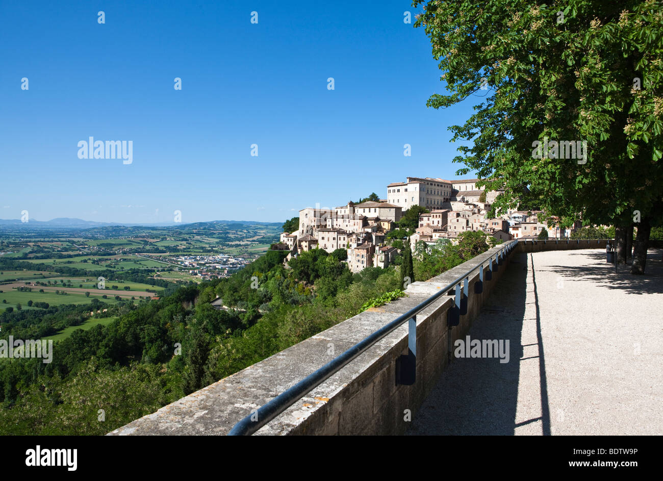 L'Italia,Umbria,Todi,vista della valle dalla città Foto Stock