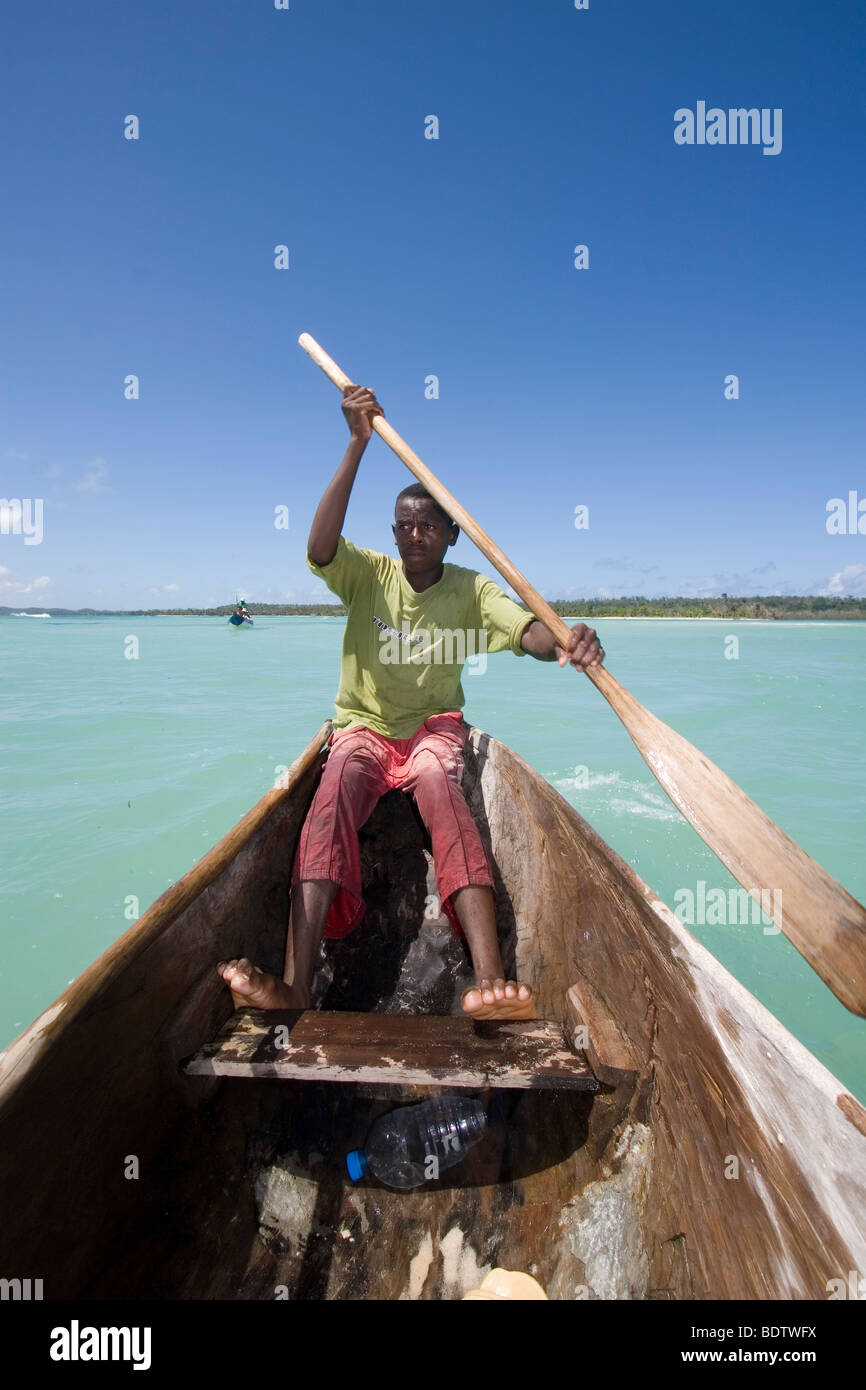 Mann im Boot, Ueberfahrt zur Insel Nosy Nato, Madgaskar, Afrika, uomo in barca, attraversando il fiume, Madagascar, Africa Foto Stock