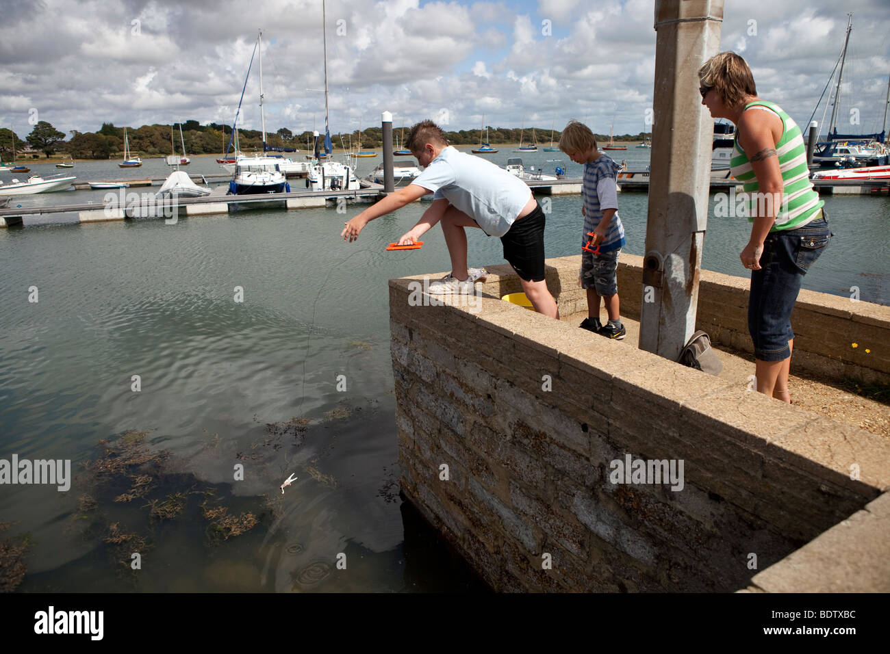 Famiglia la pesca dei granchi, Lymington, Hampshire, Inghilterra. Foto Stock