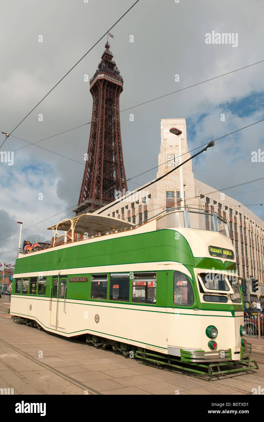 Un singolo mazzo tram all'Blackpool Golden Mile lungomare davanti alla Torre di Blackpool. Foto Stock