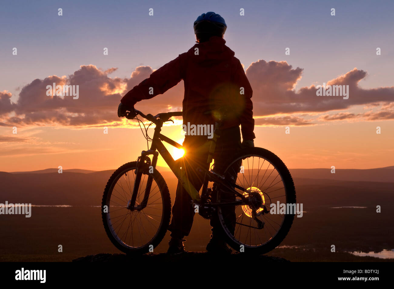 Mountainbikerin in der mitternachtssonne, gaellivare, lappland, SCHWEDEN, downhill ciclista al sole di mezzanotte, Lapponia, Svezia Foto Stock