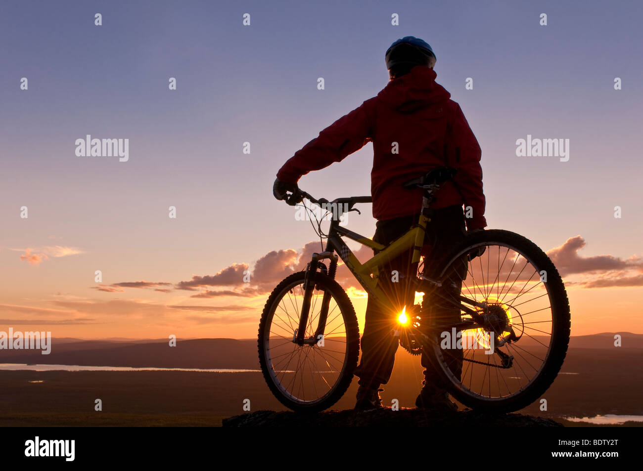 Mountainbikerin in der mitternachtssonne, gaellivare, lappland, SCHWEDEN, downhill ciclista al sole di mezzanotte, Lapponia, Svezia Foto Stock