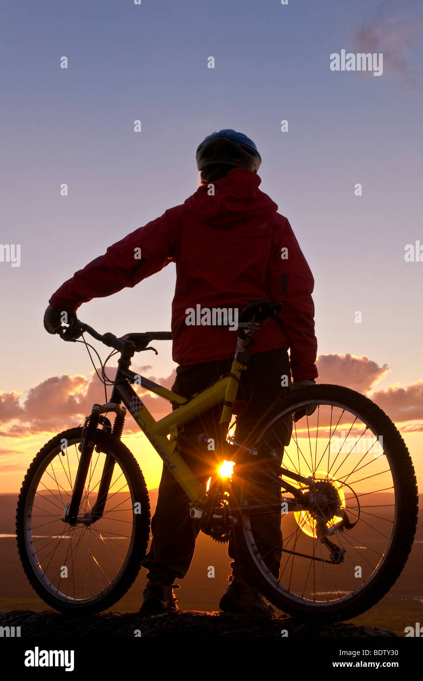 Mountainbikerin in der mitternachtssonne, gaellivare, lappland, SCHWEDEN, downhill ciclista al sole di mezzanotte, Lapponia, Svezia Foto Stock