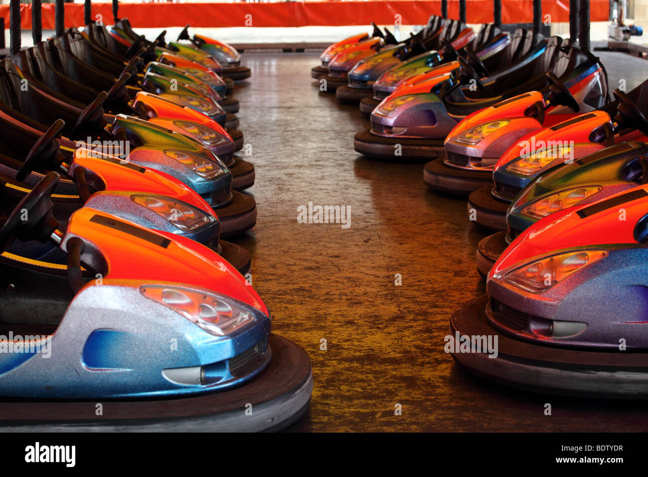 Riga paraurti di automobili a San Giles fair Oxford Foto Stock