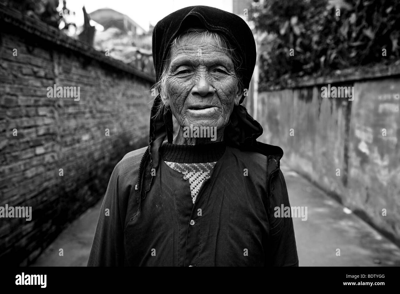 Un ritratto di una vecchia donna vietnamita. Foto Stock