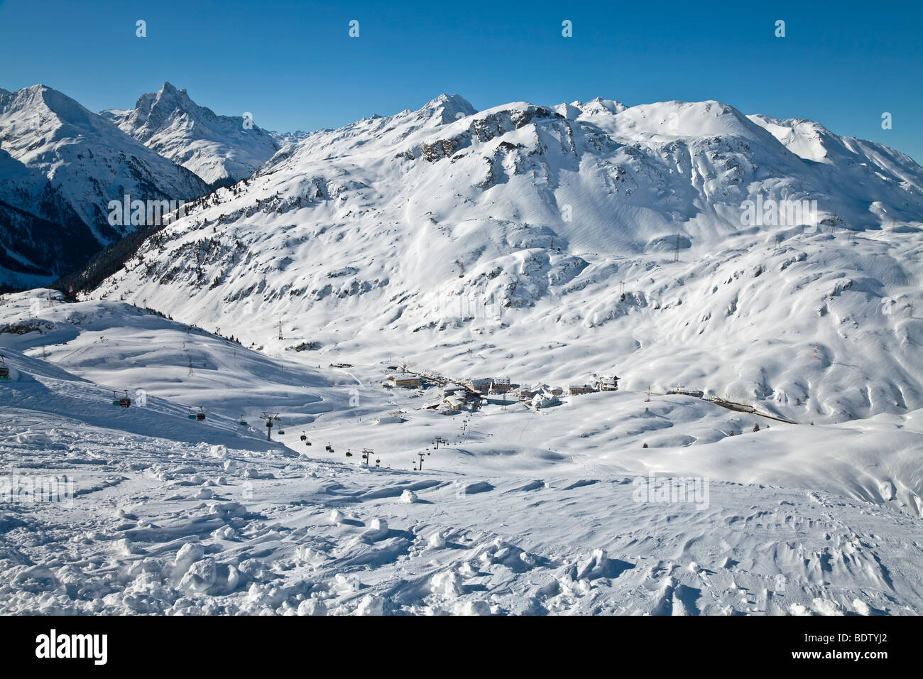 Europa Austria, Tirolo. St. Anton am Arlberg, resort le piste e le gamme della montagna Foto Stock