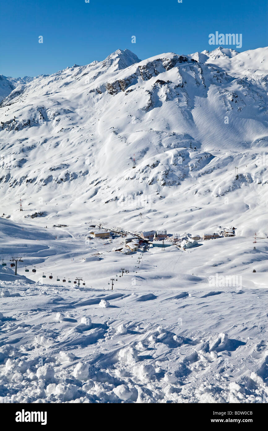 Europa Austria, Tirolo. St. Anton am Arlberg, resort le piste e le gamme della montagna Foto Stock