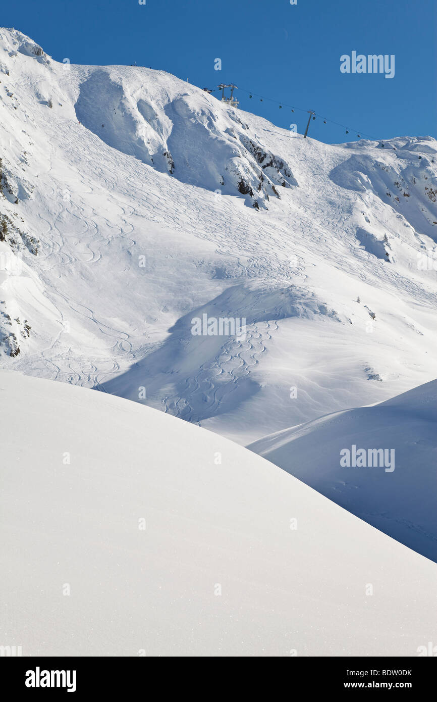 Europa Austria, Tirolo. St. Anton am Arlberg, resort le piste e le gamme della montagna Foto Stock