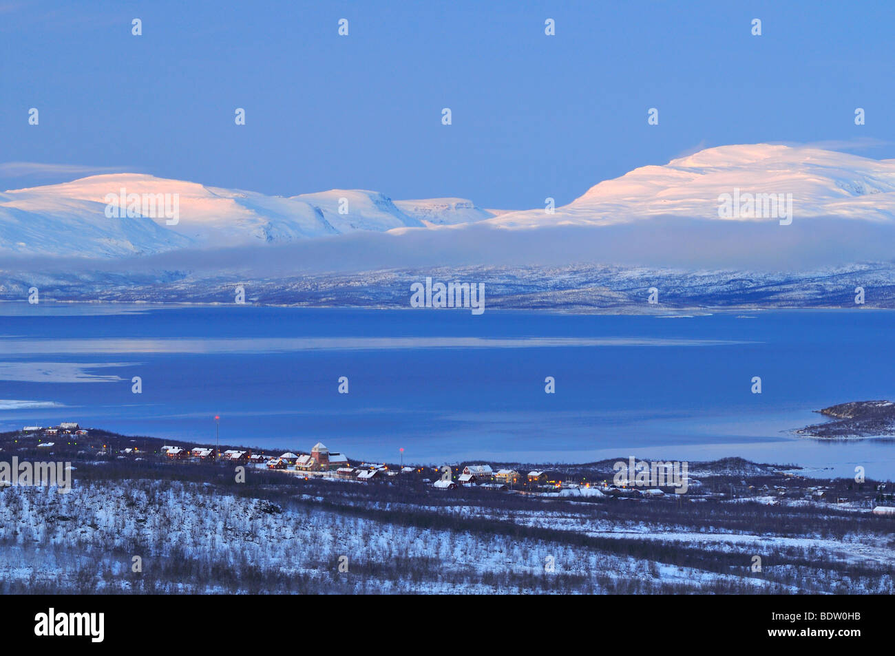 Blick auf abisko am vedere tornetraesk, lappland, norrbotten, SCHWEDEN, vista absiko al lago tornestraesk, Lapponia, Svezia Foto Stock