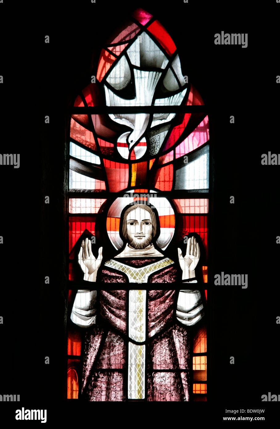 Vetrata di Alfred Fisher del 1991 raffigurante l'Eucaristia, il Cristo risorto come celebrante, e lo Spirito Santo, la Chiesa di Tintagel, Cornovaglia Foto Stock