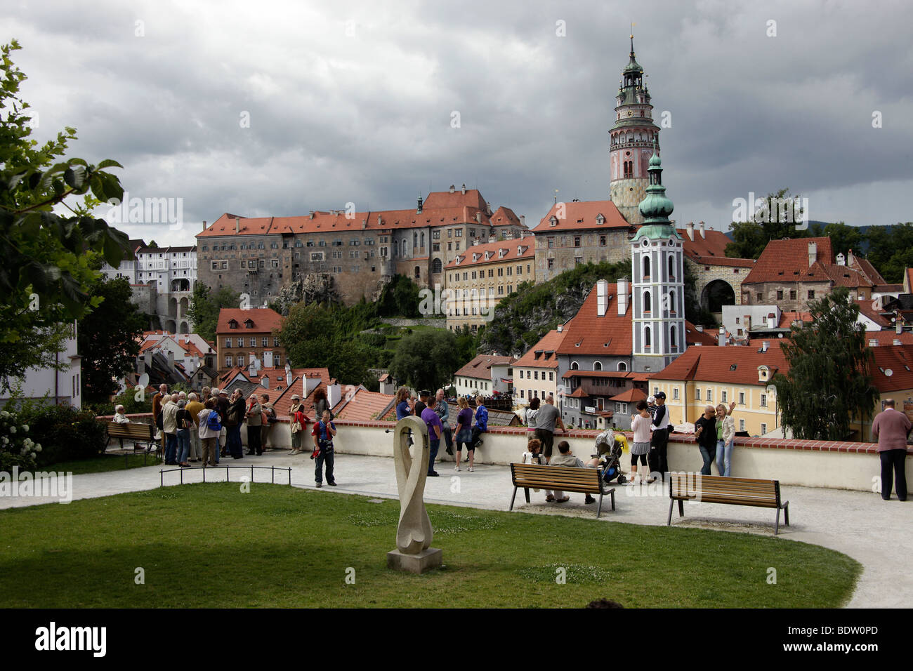 Punto di vista di fronte a San Jost Chiesa e castello di Cesky Krumlov, Repubblica Ceca, Europa Foto Stock