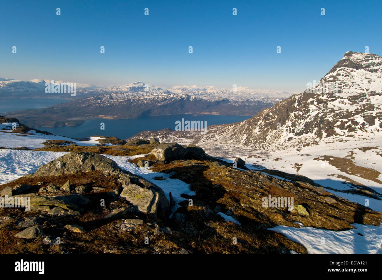 Le montagne ricoperte di neve, ofotfjord, Norvegia Foto Stock