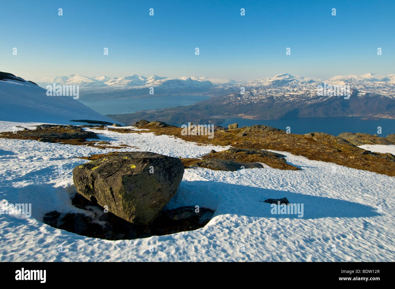 Winterly montagne coperte di neve, ofotfjord, Norvegia Foto Stock