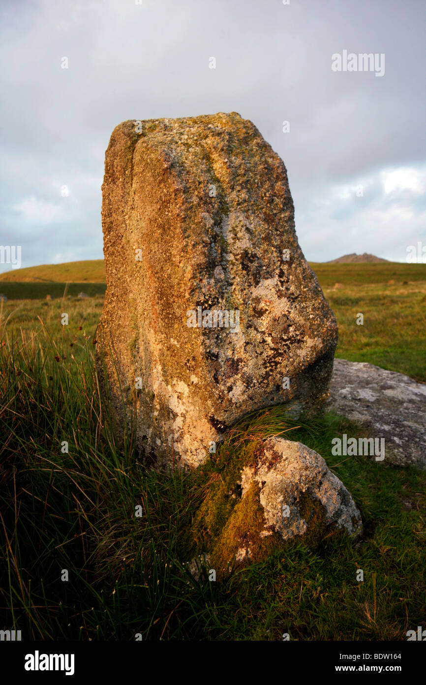 Pietra permanente Stannon Stone Circle Bodmin Moor con ruvida Tor in background, Cornwall Foto Stock