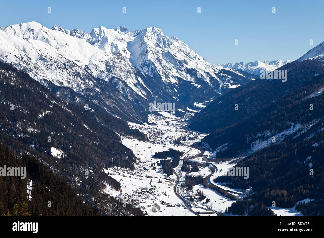 Europa Austria, Tirolo. St. Anton am Arlberg, vista su St. Jakob dalle piste della località sciistica di St Anton Foto Stock