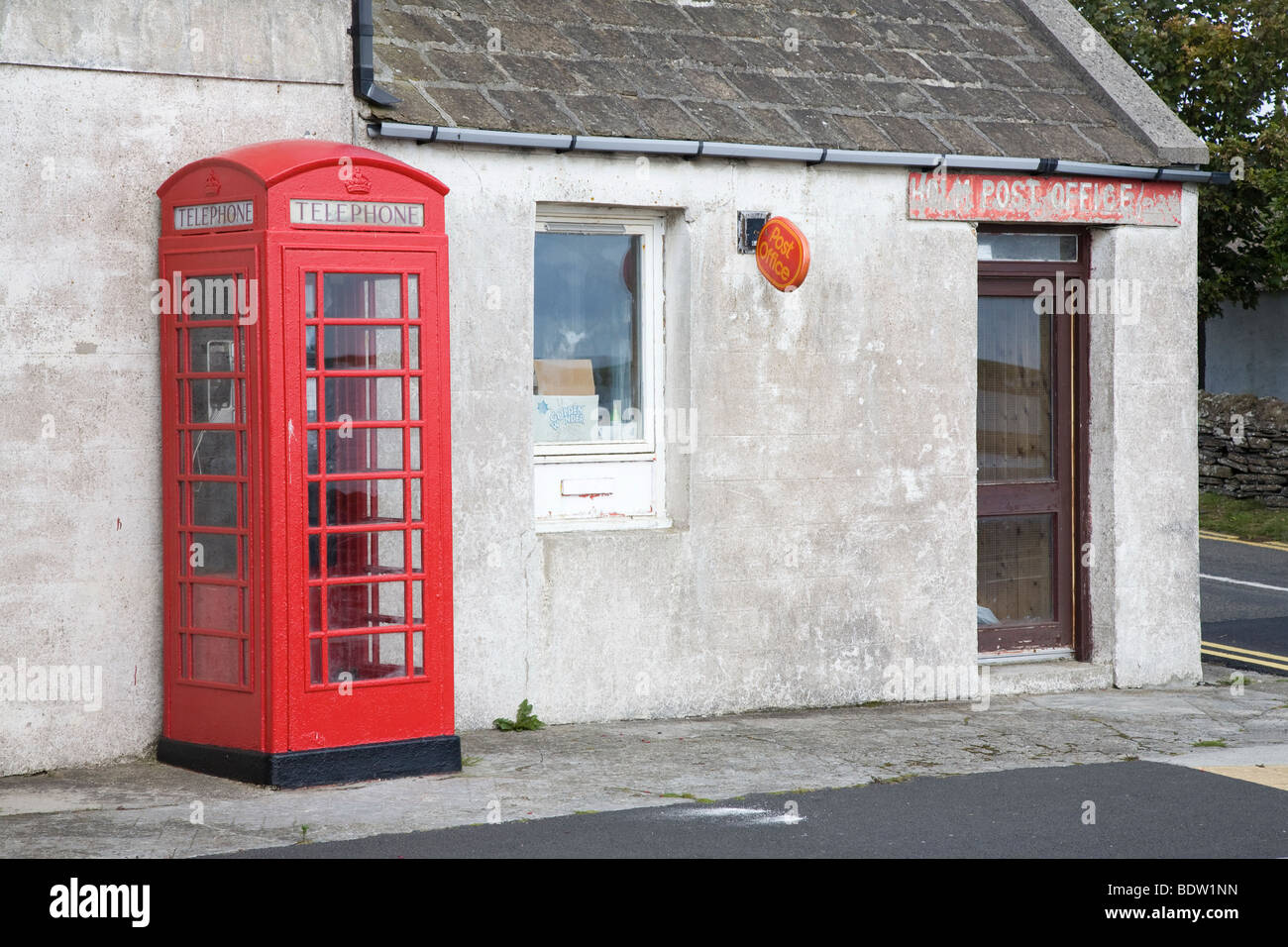 Il vecchio ufficio postale con casella telefono britannica di Telekom, Orkney Islands, SCOZIA Foto Stock