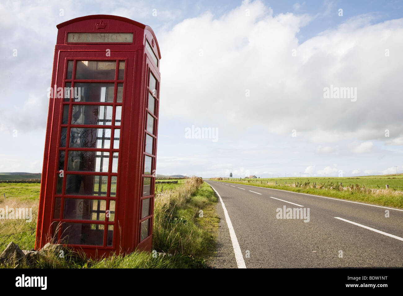 Telefono rosso casella nel paesaggio, Orkney Islands, SCOZIA Foto Stock