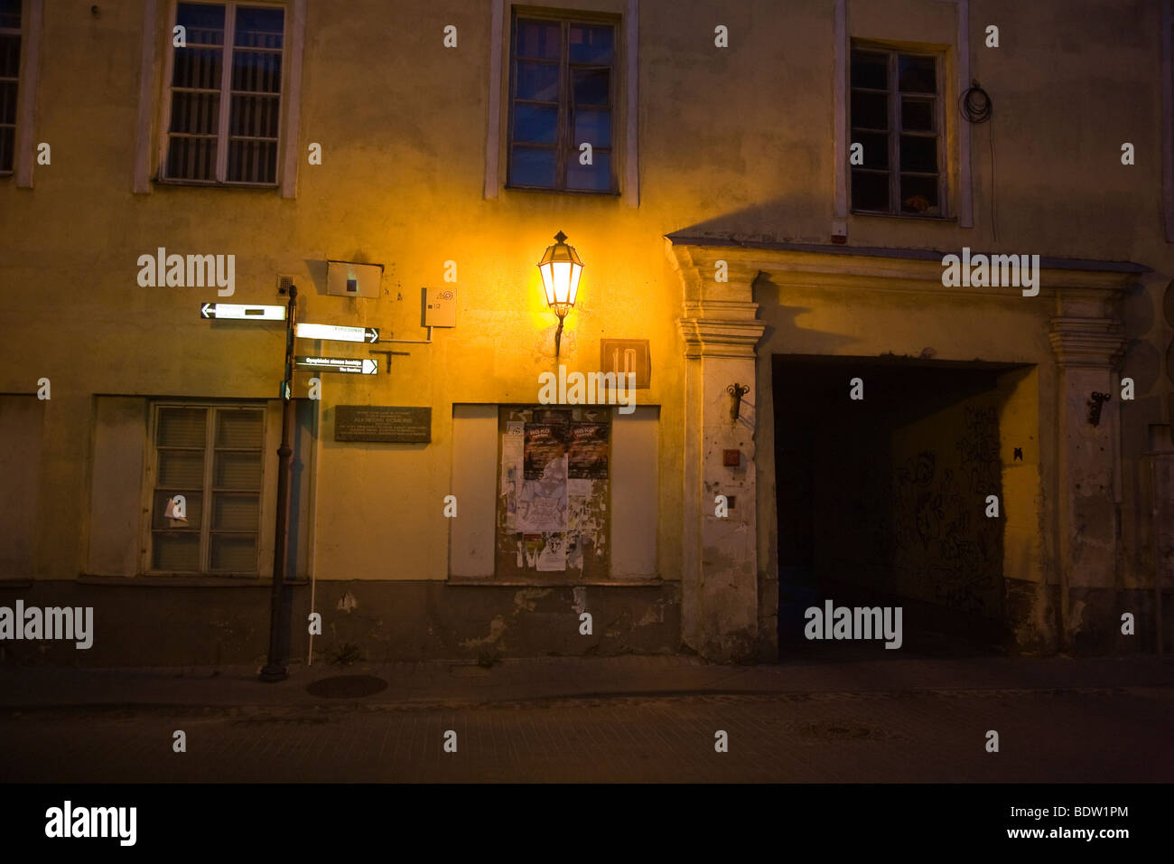 Gasse in altstadt bei nacht, viale nella città vecchia di notte, Vilnius, vilna, litauen, Lituania Foto Stock