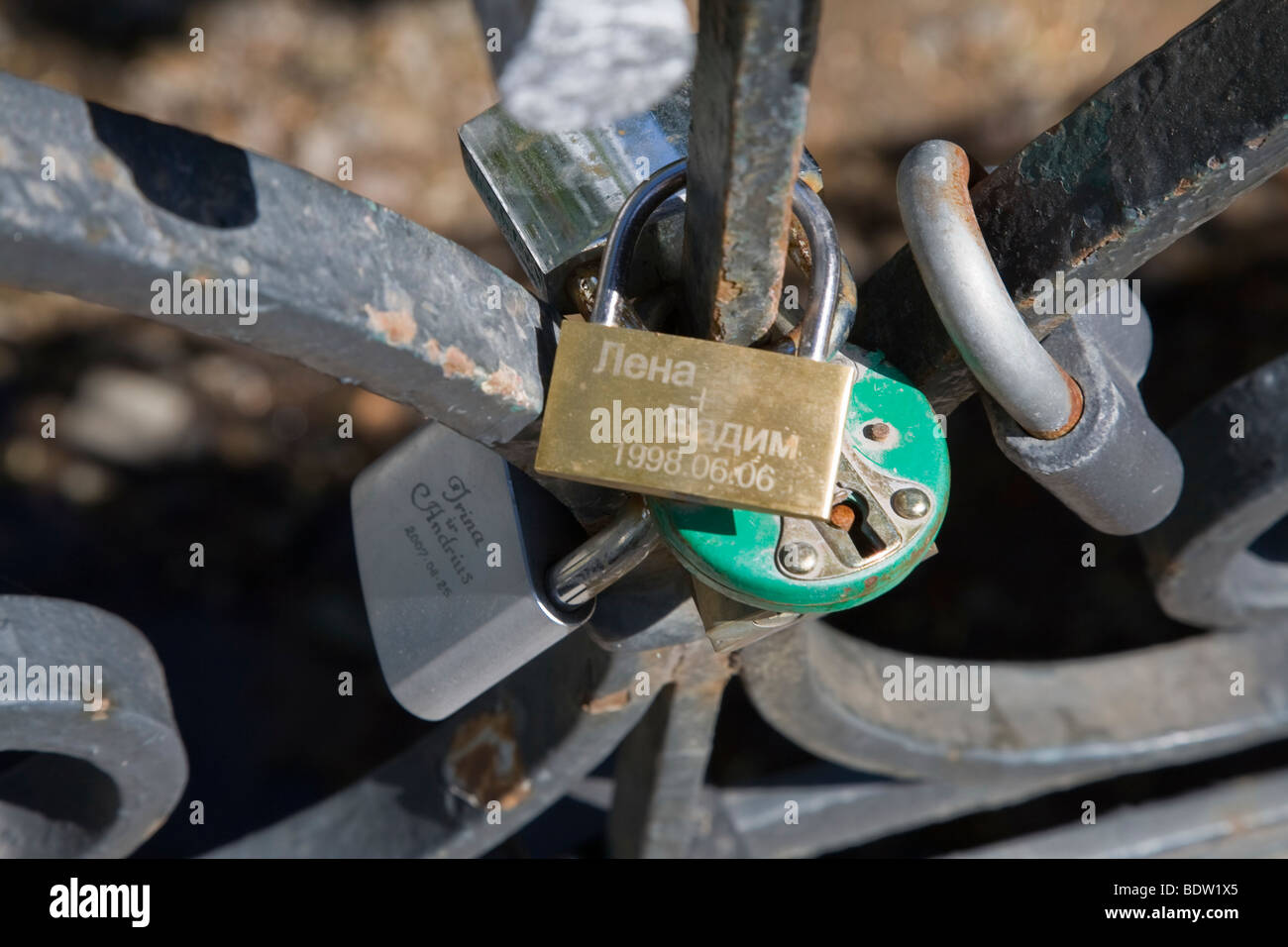 Lucchetto come simbolo per appena una coppia sposata nel quartiere degli artisti, vilna, Lituania Foto Stock