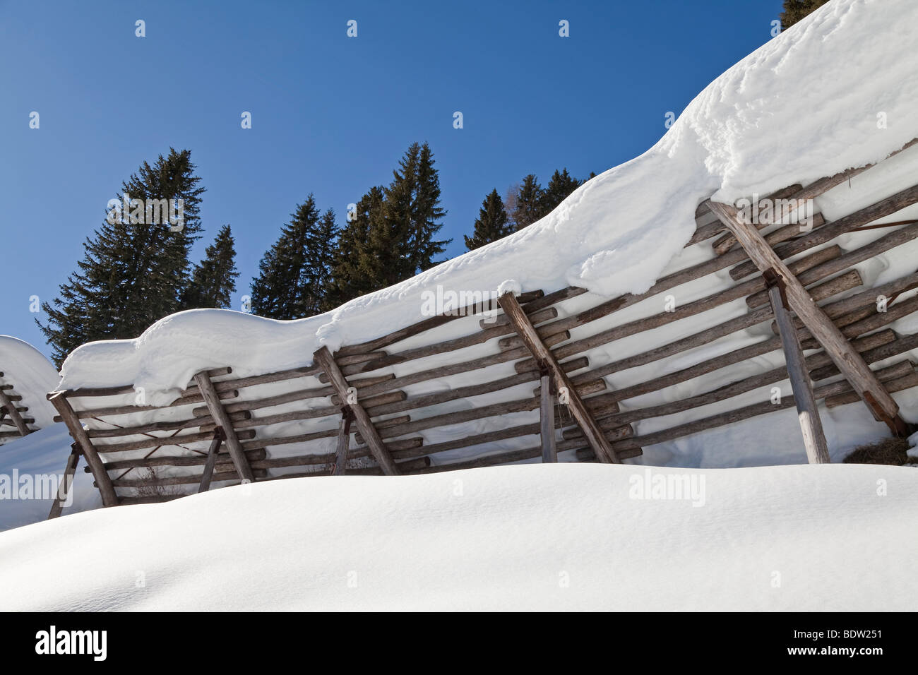Europa Austria, Tirolo. St. Anton am Arlberg, prevenzione valanghe recinzioni Foto Stock