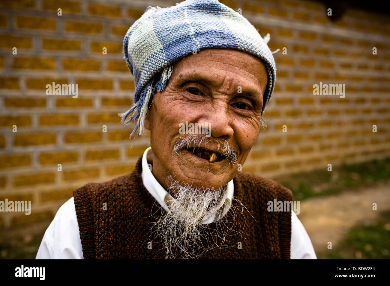 Un anziano uomo vietnamita al di fuori del tempio locale in Duong Lam Village, appena al di fuori di Hanoi, nel Vietnam del nord. Foto Stock