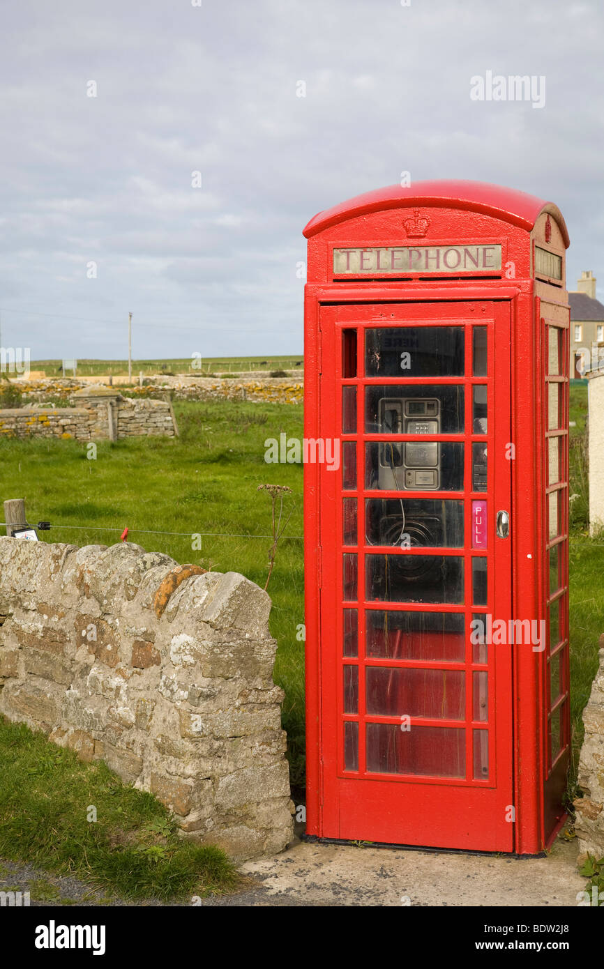 Rote traditionelle telefonzelle, telefono rosso scatola, Orkney Islands, SCOZIA Foto Stock
