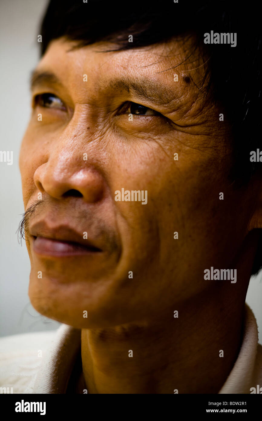 Un ritratto di un uomo vietnamita in Cua da villaggio, appena al di fuori di Hanoi nel Vietnam del nord. Foto Stock
