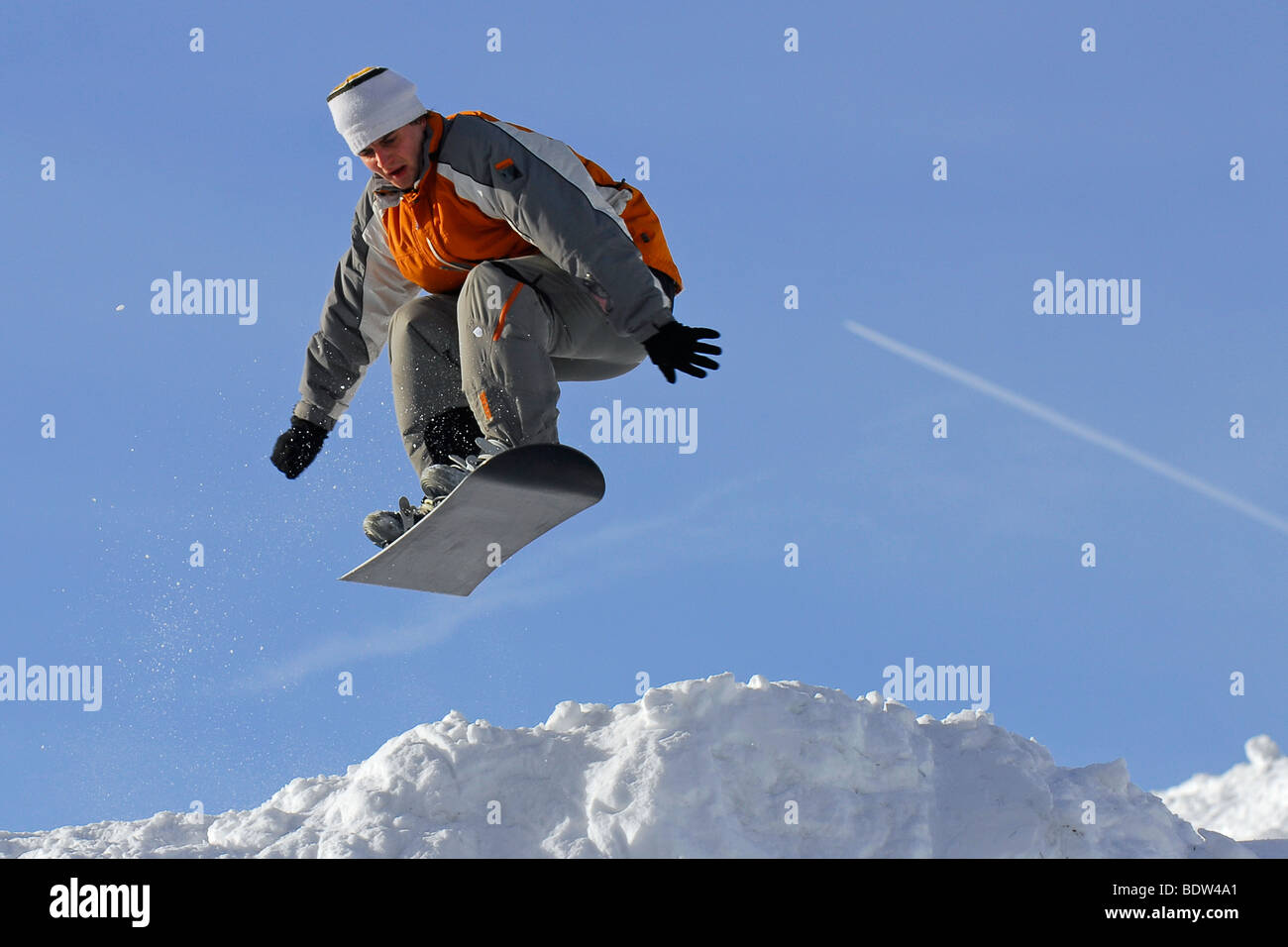 Snowboarder im Harz, Wintersport, schnee, deutschland, snowboard, jumping, man bassa catena montuosa, Germania Foto Stock