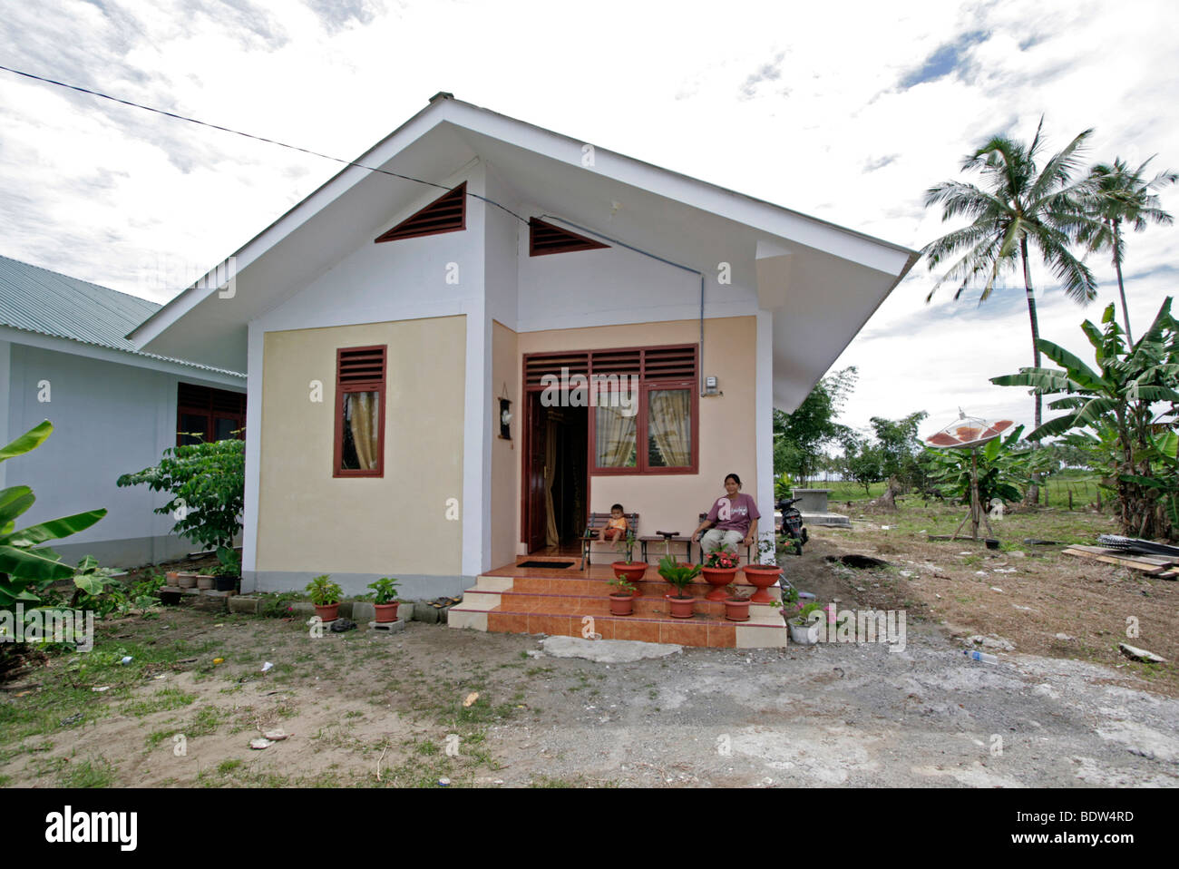 INDONESIA La casa di Hermaliana Meidi a Suak Seuke, Meulaboh, nella provincia di Aceh. Esterno della casa. La sua vecchia casa è stata distrutta dal maremoto. Foto Stock