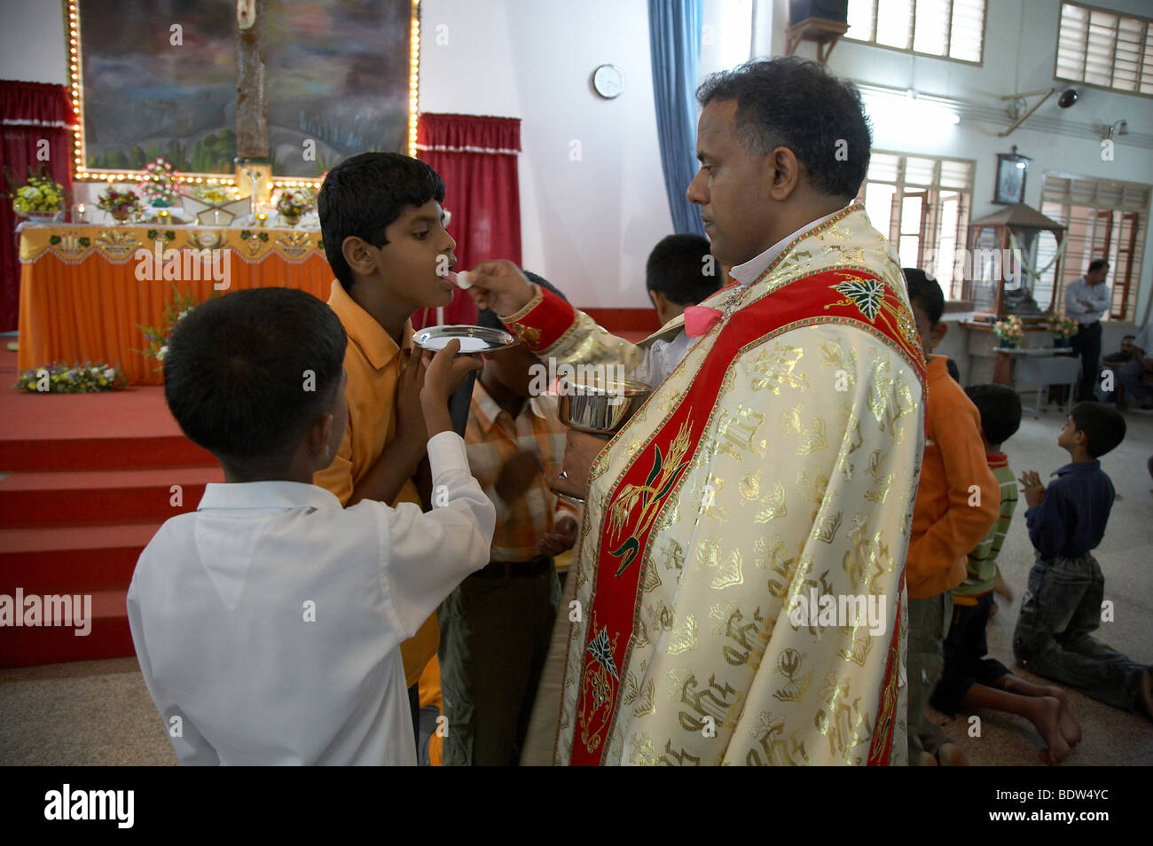 INDIA siro-malabarese parrocchia cattolica celebra la Messa domenicale, chiesa di San Giorgio, Ernakulum, Kerala. Foto Stock