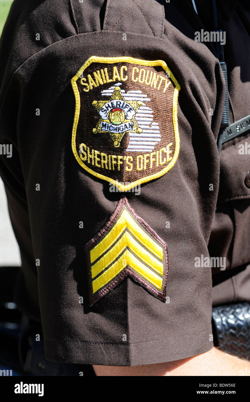 Uniformata County Sheriff con il badge e patch Foto Stock