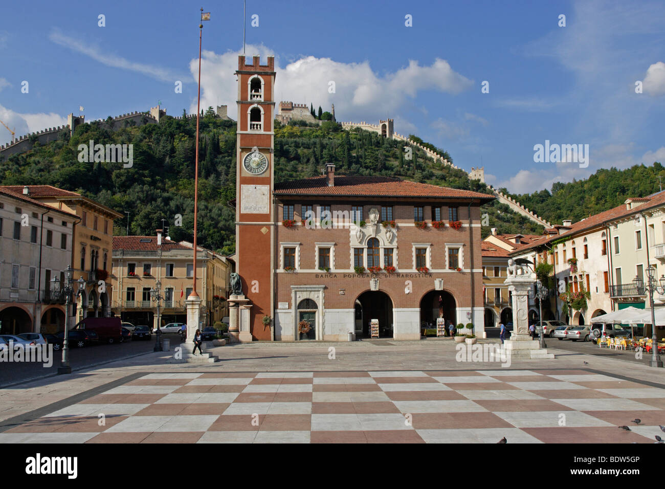 Nuovo' Town Hall e Castello superiore dalla scacchiera gigante in Piazza  Castello, Marostica, Veneto, Italia, Europa Foto stock - Alamy