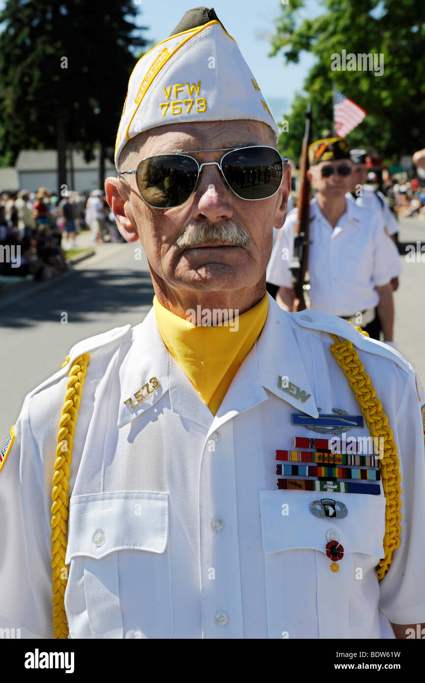 Uniformata veterani marciare in parata Guardia d'onore con bandiere Foto Stock