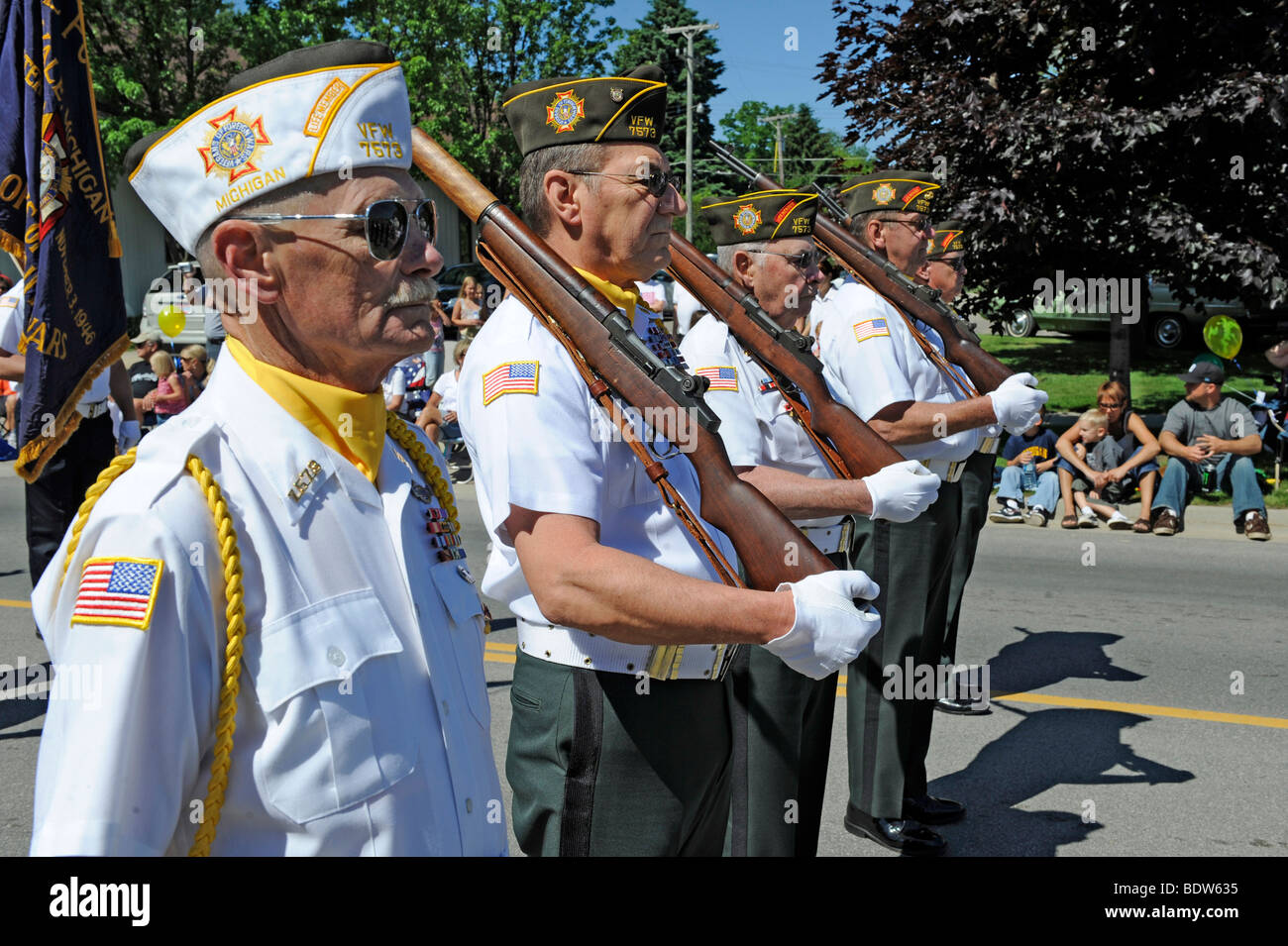 Uniformata veterani marciare in parata Guardia d'onore con bandiere Foto Stock