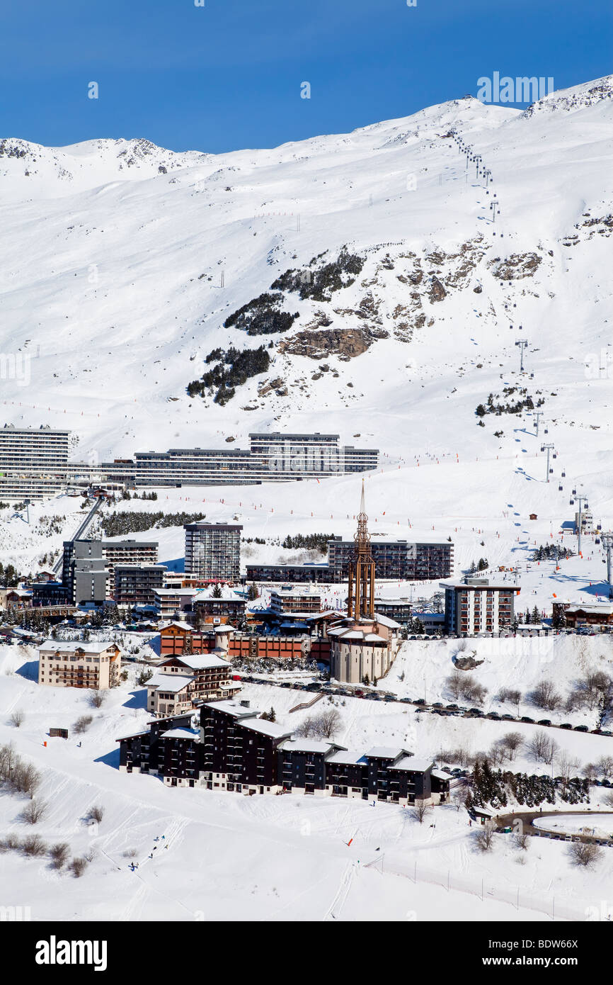 Les Menuires ski resort (1800m) nelle tre valli, Les Trois Vallees, Savoie, sulle Alpi francesi, Francia Foto Stock