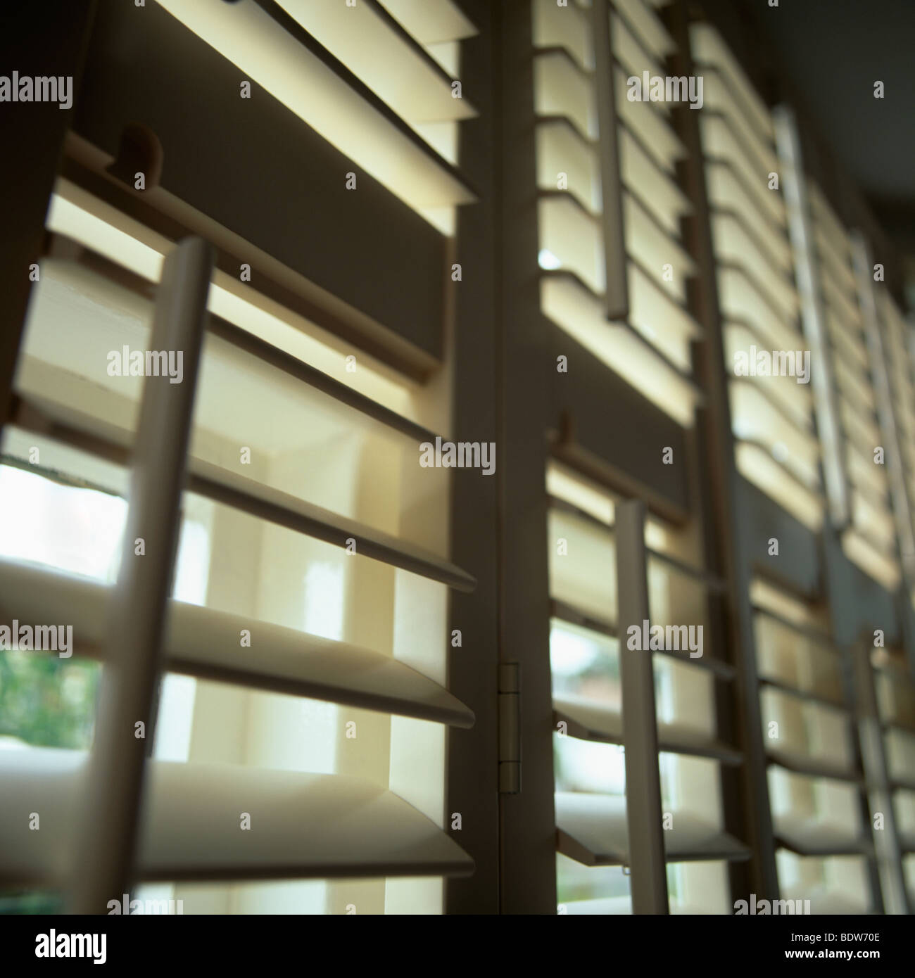 Close-up delle imposte di una finestra con la luce del sole in streaming. Foto Stock