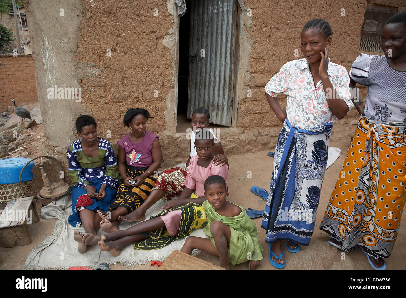 In TANZANIA le donne al di fuori di una casa. Delle baraccopoli di Mabatini, Mwanza. Foto di Sean Sprague 2007 Foto Stock