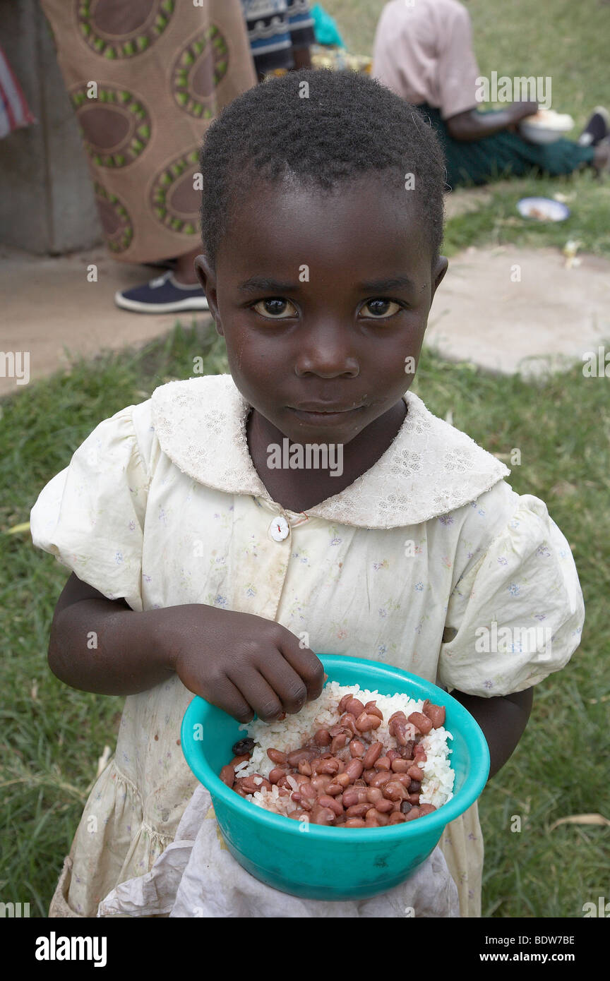 TANZANIA ragazza a mangiare riso e fagioli. Foto di Sean Sprague 2007 Foto Stock