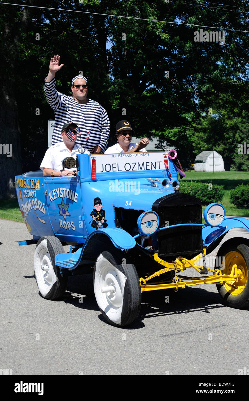 Keystone Cops in auto in parata patriottica Foto Stock