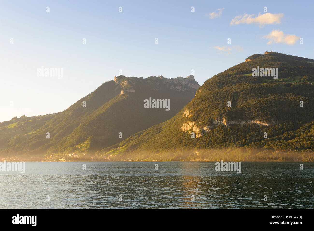 Atmosfera serale al lago Thunersee nell Oberland Bernese, al di sopra di Mt. Niederhorn e Mt. Sigriswiler Rothorn, Canton Berna, Switzerl Foto Stock