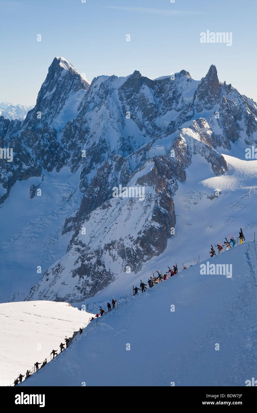 Vallee Blanche decente, Aiguille du Midi, Chamonix-Mont-Blanc, sulle Alpi francesi, Haute Savoie, Chamonix, Francia Foto Stock