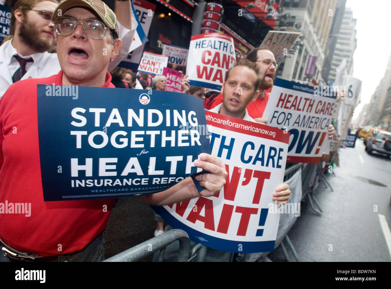 Migliaia di sostenitori di della riforma sanitaria raccogliere in Times Square a New York Foto Stock