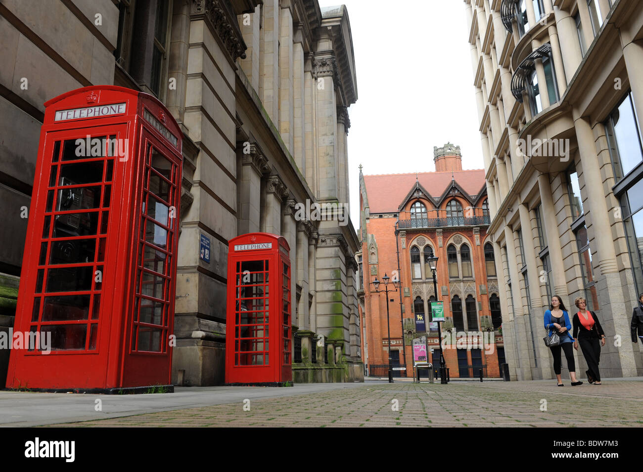 Telefono rosso caselle e architettura Vittoriana in Eden luogo Birmingham Regno Unito Foto Stock