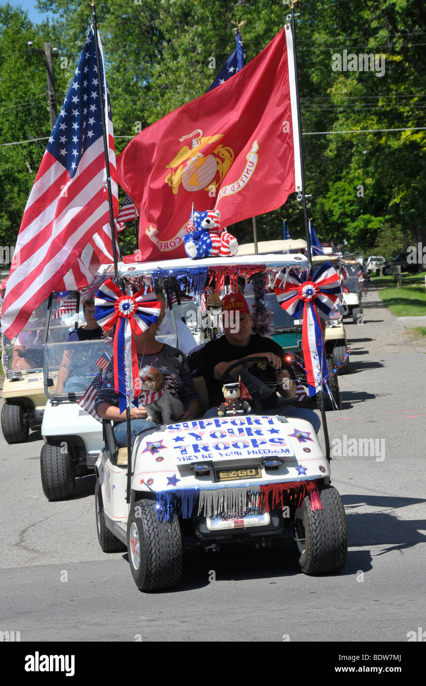 Veterani nel golf carts in parata patriottica Foto Stock
