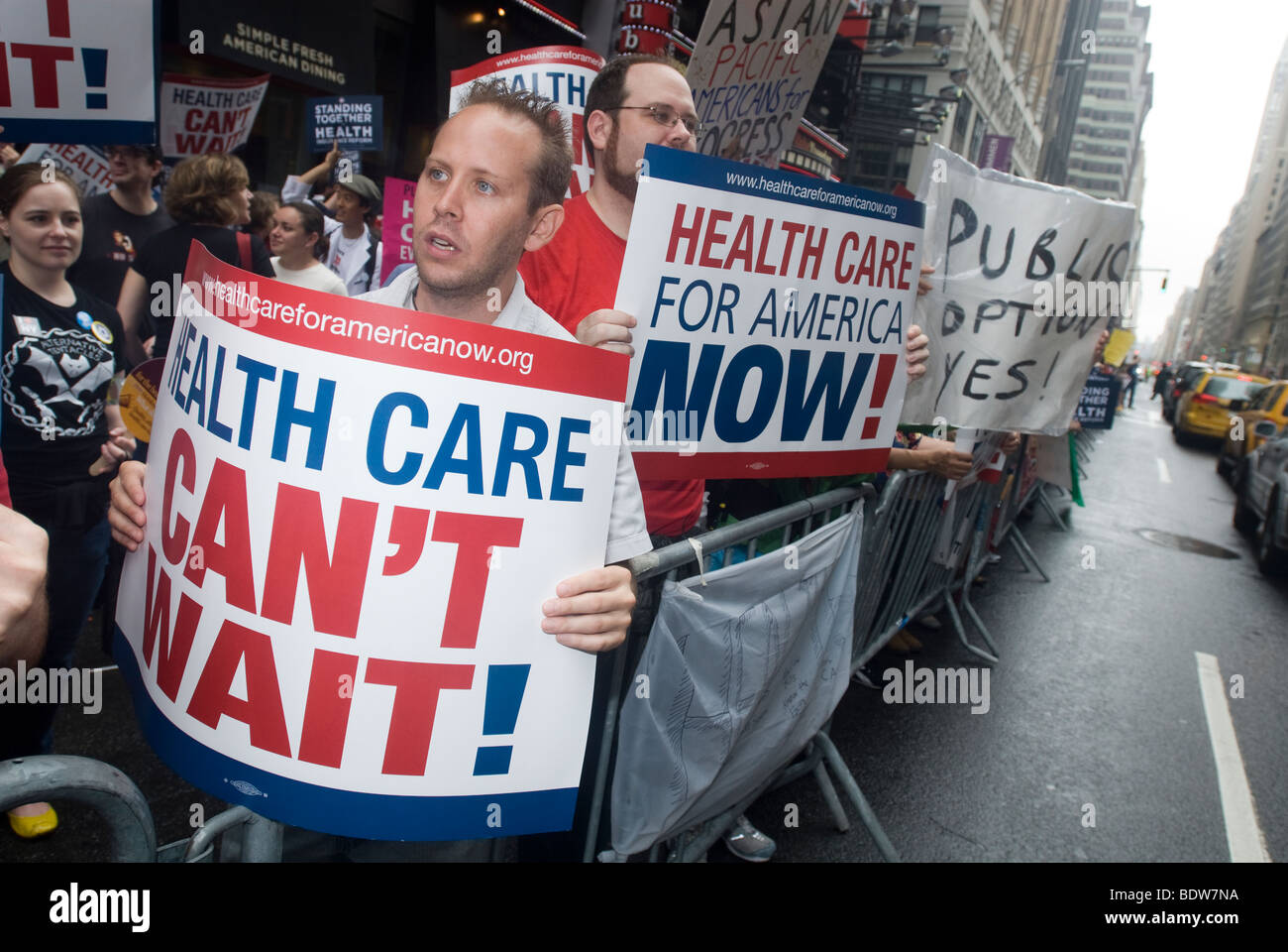 Migliaia di sostenitori di della riforma sanitaria raccogliere in Times Square a New York Foto Stock