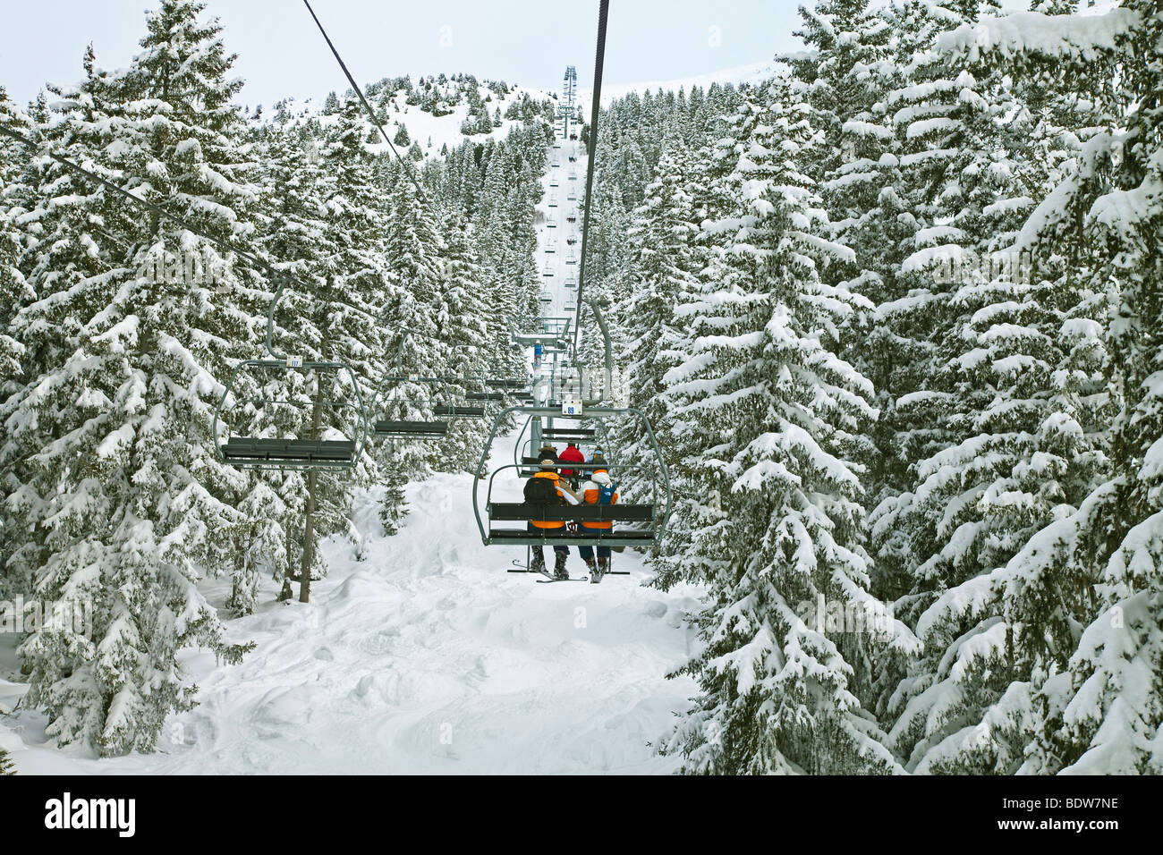 Gli sciatori in seggiovia, Méribel ski resort in tre valli, Les Trois Vallees, Savoie, sulle Alpi francesi, Francia Foto Stock