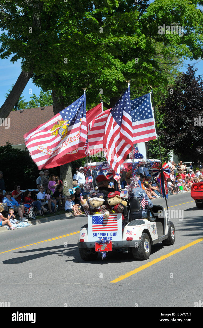 Veterani nel golf carts in parata patriottica Foto Stock