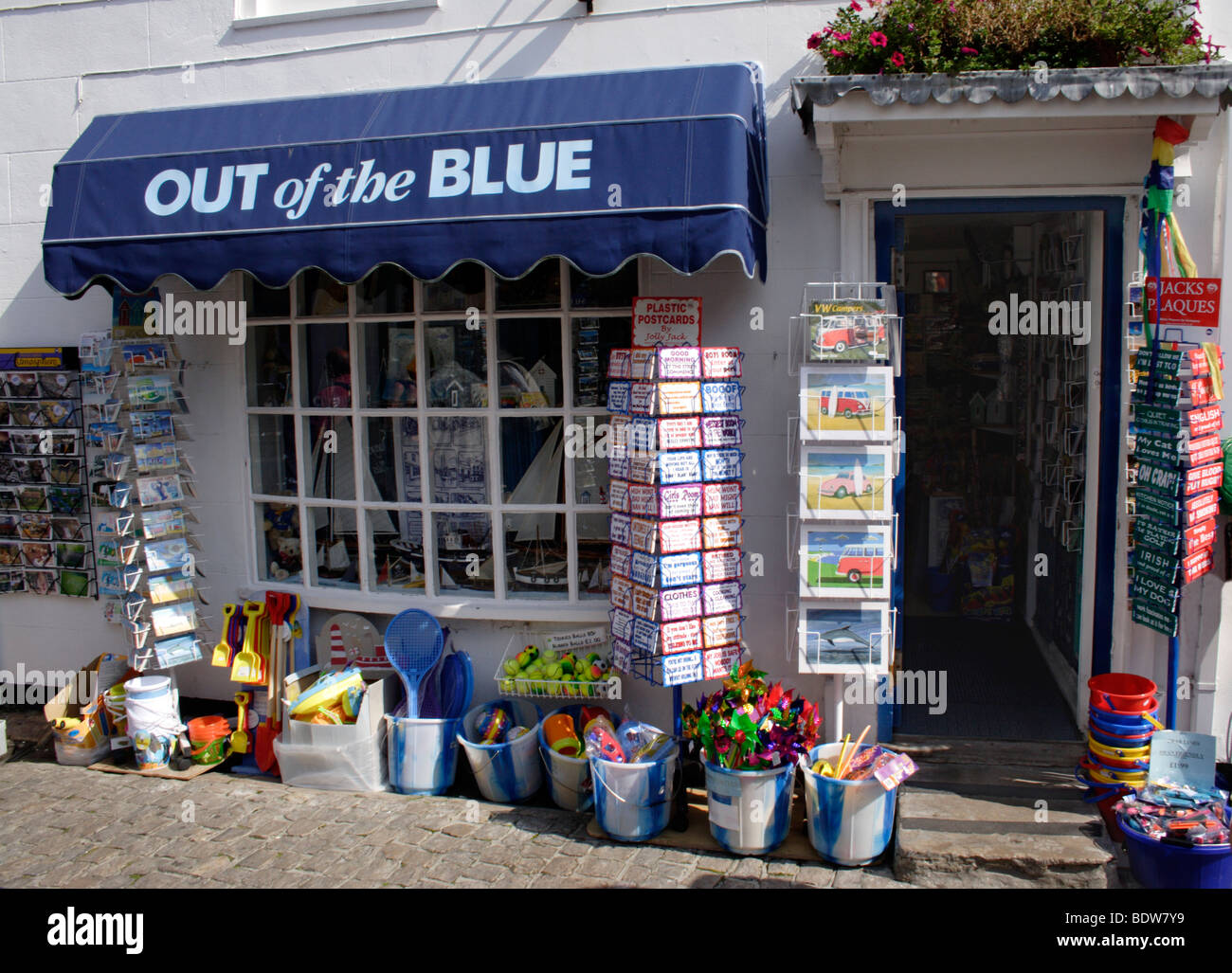 Al di fuori del negozio blu Quay Street Lymington Hampshire Foto Stock