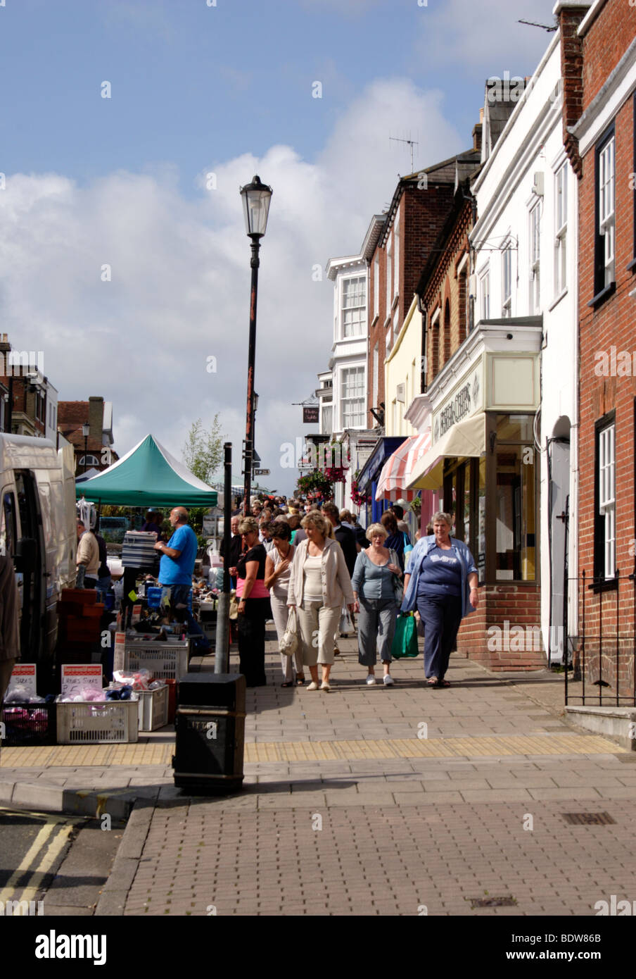 People shopping a High Street Lymington Foto Stock