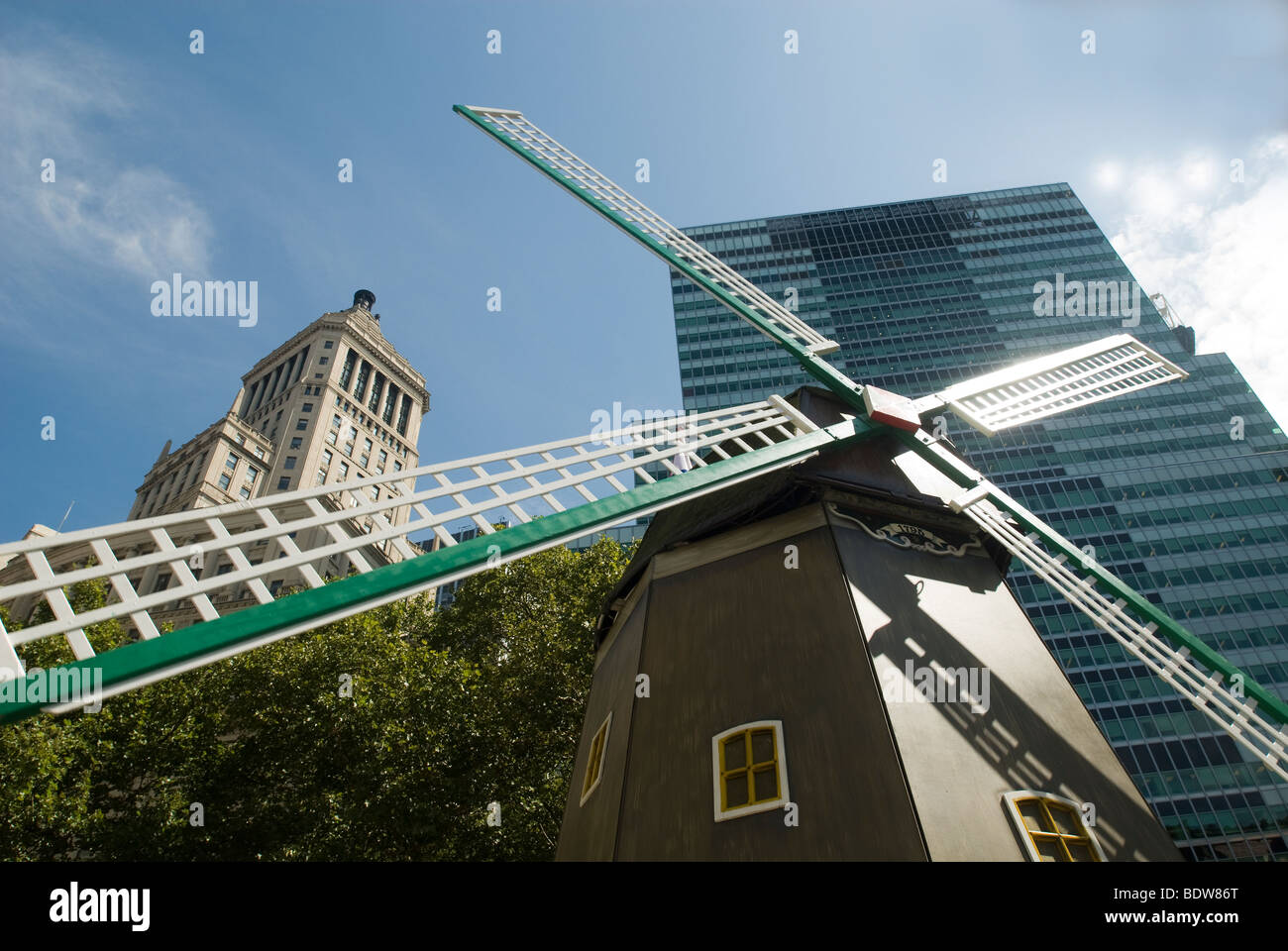 Un mulino a vento costituisce il fulcro del nuovo Villaggio di Amsterdam in Bowling Green Park come parte del NY400 presentano in New York Foto Stock